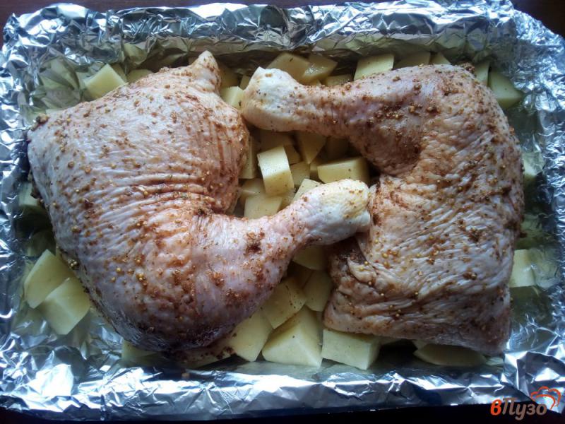 Фото приготовление рецепта: Куриные окорочка с картофелем в духовке шаг №4