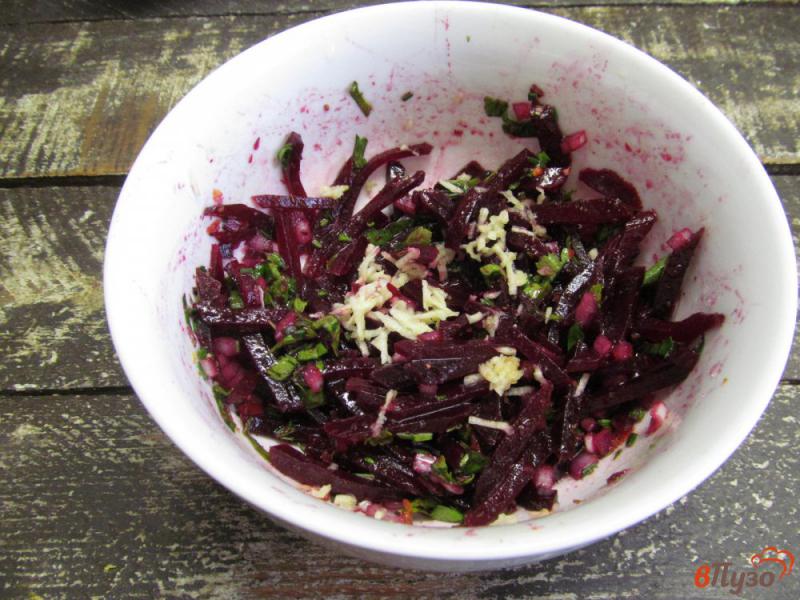 Фото приготовление рецепта: Пряный свекольный салат шаг №6