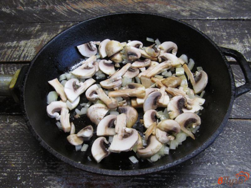 Фото приготовление рецепта: Салат с жареными грибами и ветчиной шаг №2