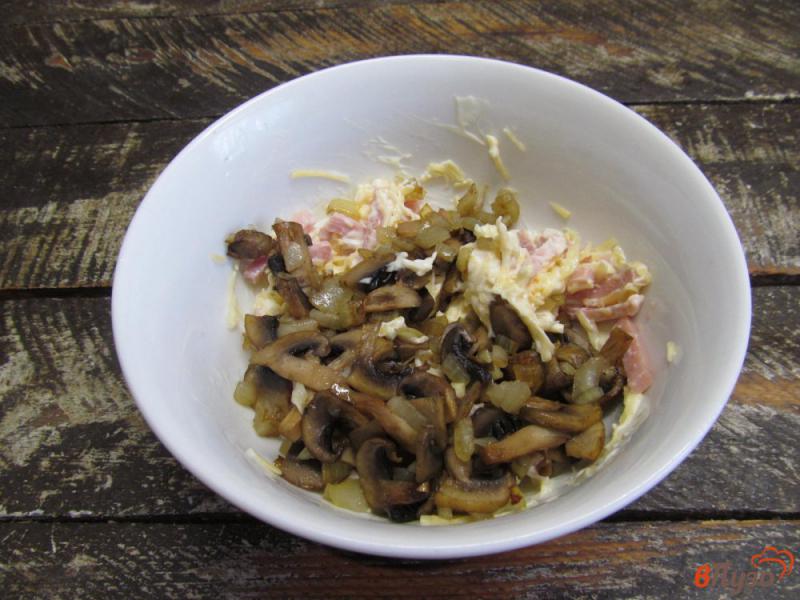 Фото приготовление рецепта: Салат с жареными грибами и ветчиной шаг №6