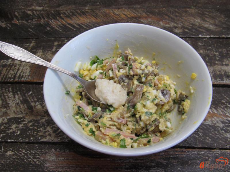 Фото приготовление рецепта: Салат с жареными грибами и ветчиной шаг №9