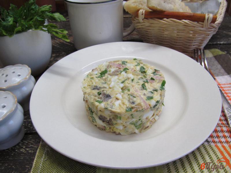 Фото приготовление рецепта: Салат с жареными грибами и ветчиной шаг №10