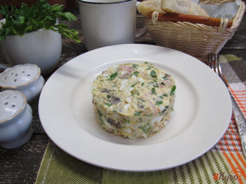 Фото приготовление рецепта: Салат с жареными грибами и ветчиной шаг №11