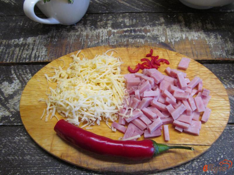 Фото приготовление рецепта: Воздушный омлет с сыром и ветчиной шаг №1