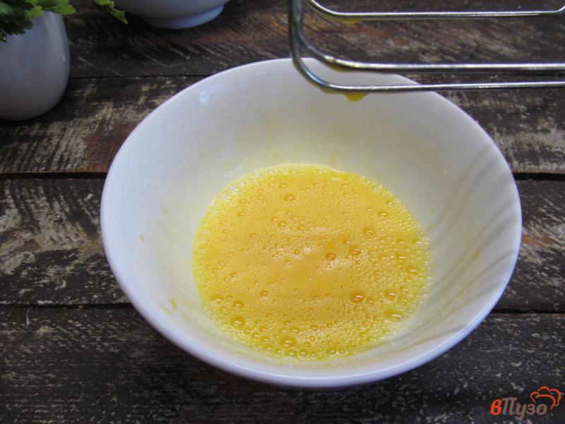 Фото приготовление рецепта: Воздушный омлет с сыром и ветчиной шаг №4