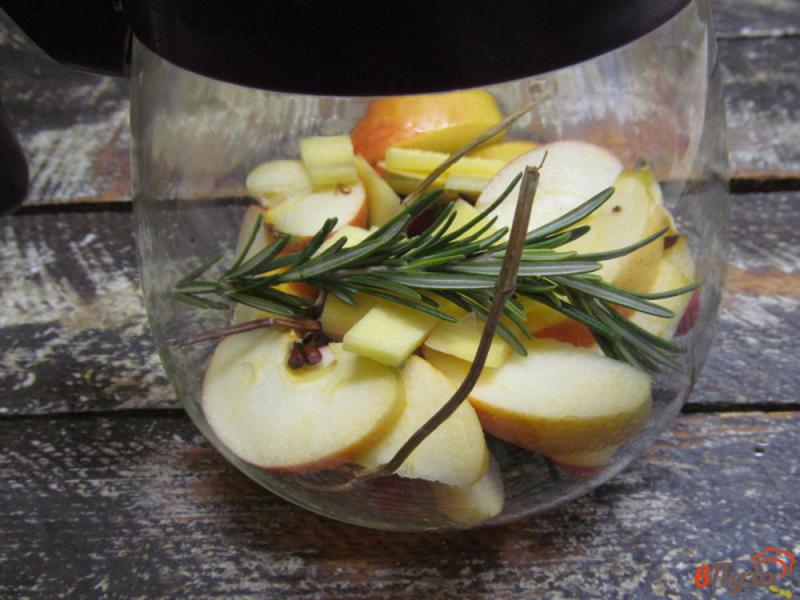 Фото приготовление рецепта: Напиток из калины с яблоком и розмарином шаг №2