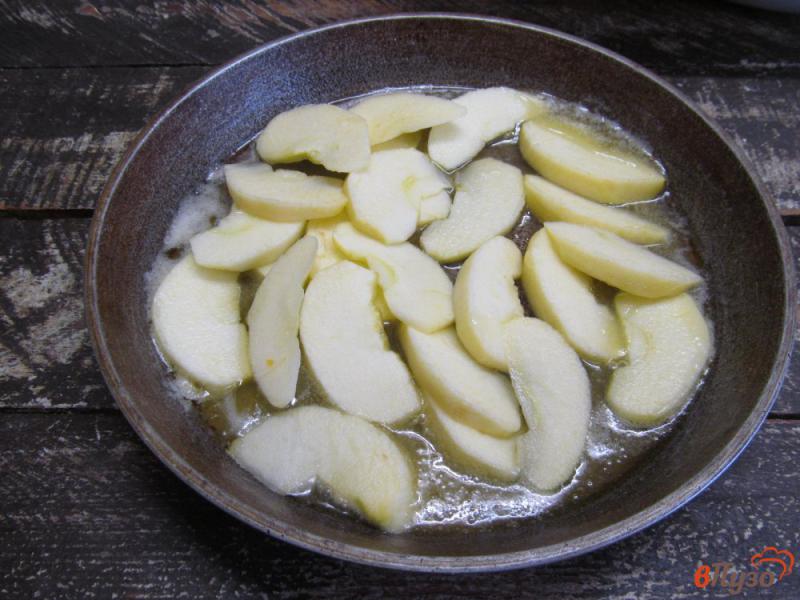 Фото приготовление рецепта: Пирог перевертыш с яблоком и бананом шаг №3