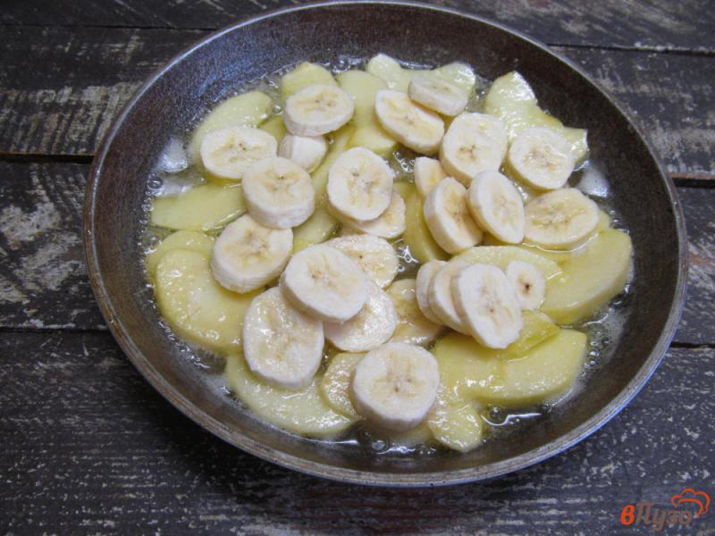 Фото приготовление рецепта: Пирог перевертыш с яблоком и бананом шаг №4