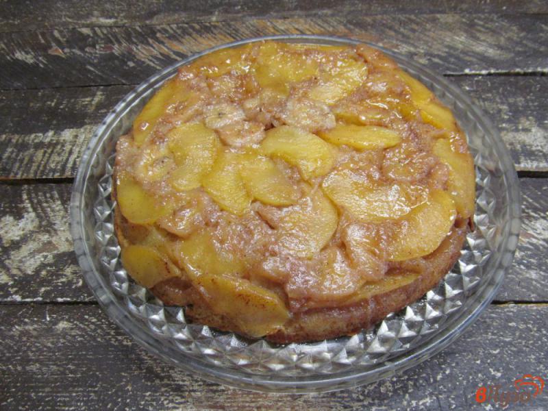 Фото приготовление рецепта: Пирог перевертыш с яблоком и бананом шаг №13