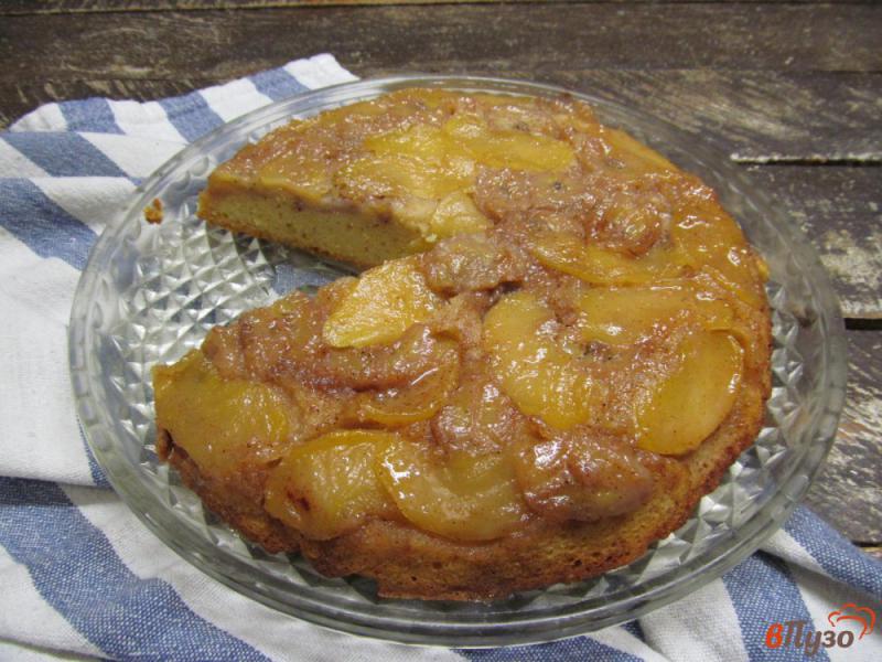 Фото приготовление рецепта: Пирог перевертыш с яблоком и бананом шаг №14