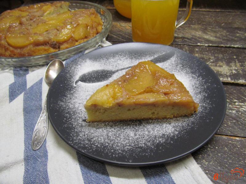Фото приготовление рецепта: Пирог перевертыш с яблоком и бананом шаг №15