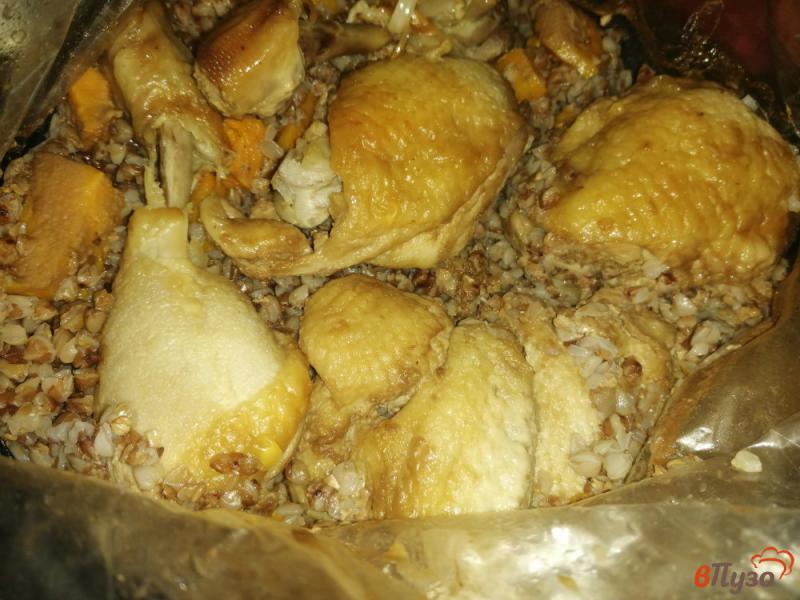 Фото приготовление рецепта: Курица с гречневой кашей и тыквой шаг №6