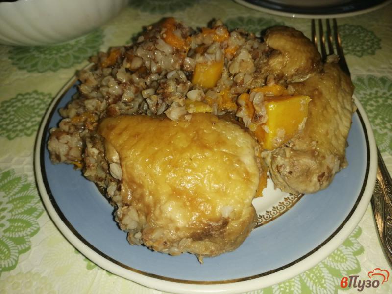 Фото приготовление рецепта: Курица с гречневой кашей и тыквой шаг №7