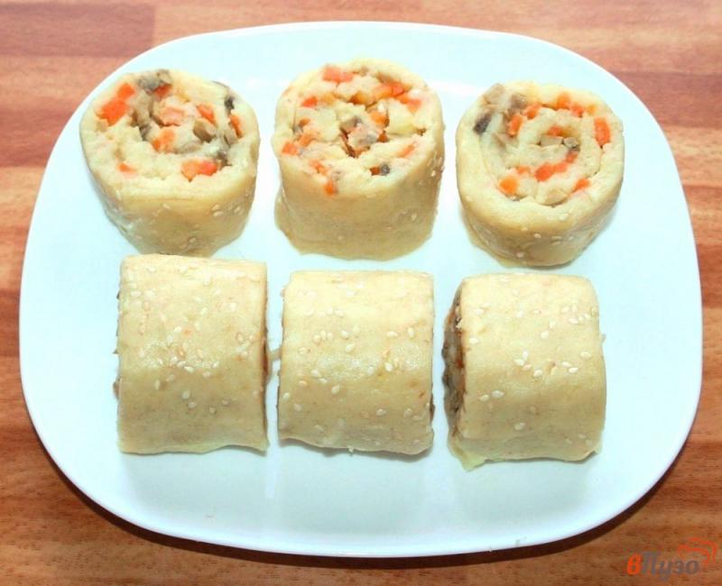 Фото приготовление рецепта: Картофельные роллы с грибами и морковью + густой соус из огурца и черемши шаг №10