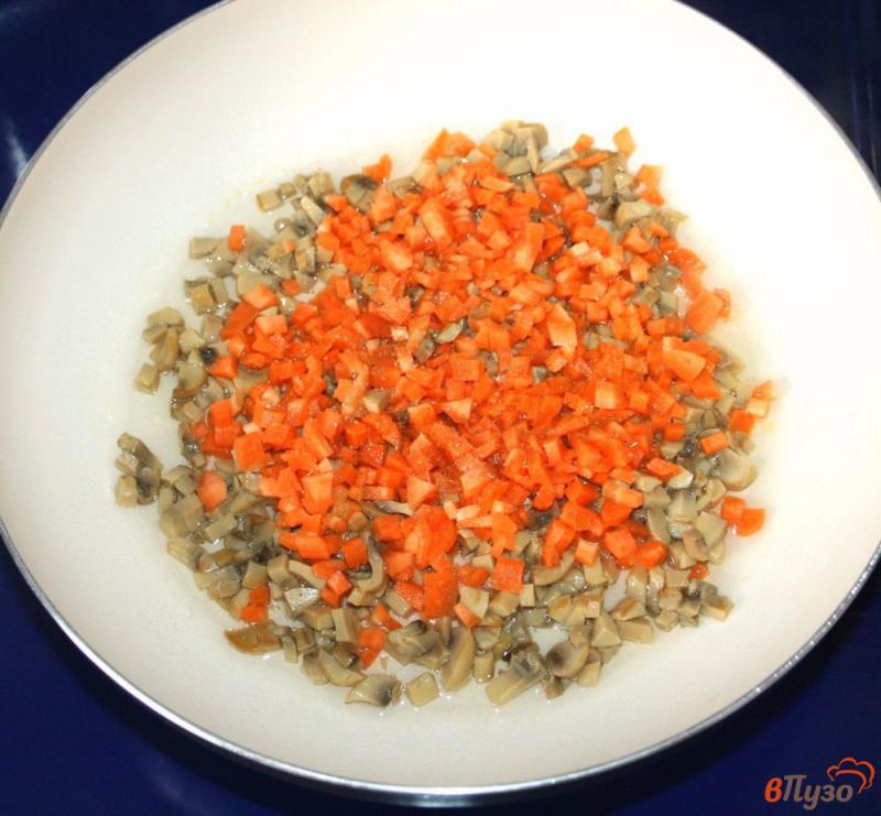 Фото приготовление рецепта: Картофельные роллы с грибами и морковью + густой соус из огурца и черемши шаг №5