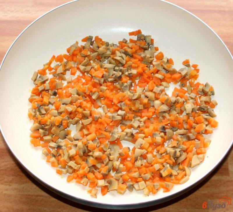 Фото приготовление рецепта: Картофельные роллы с грибами и морковью + густой соус из огурца и черемши шаг №6