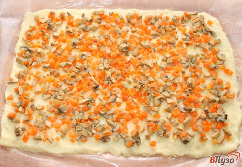 Фото приготовление рецепта: Картофельные роллы с грибами и морковью + густой соус из огурца и черемши шаг №8