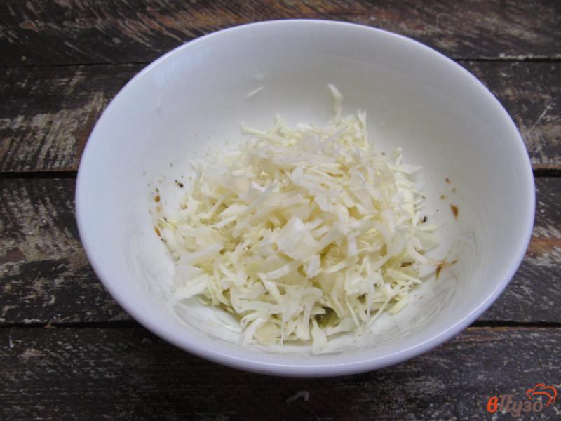 Фото приготовление рецепта: Салат из капусты с яйцом и помидором шаг №2