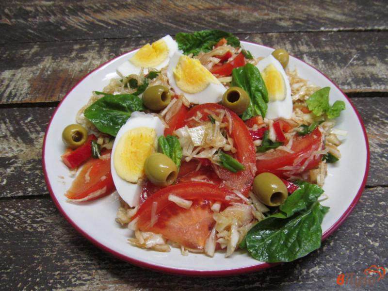 Фото приготовление рецепта: Салат из капусты с яйцом и помидором шаг №6