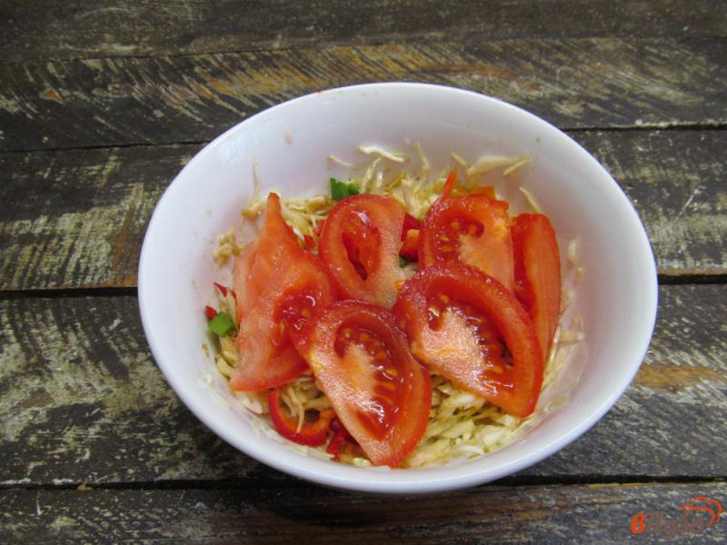 Фото приготовление рецепта: Салат из капусты с яйцом и помидором шаг №5