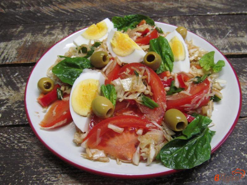 Фото приготовление рецепта: Салат из капусты с яйцом и помидором шаг №7