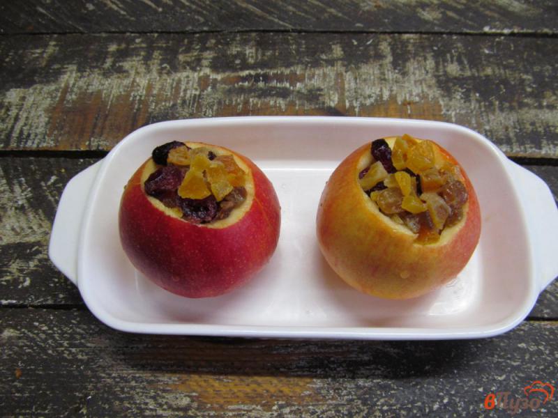 Фото приготовление рецепта: Фаршированные яблоки сухофруктами и овсянкой шаг №4