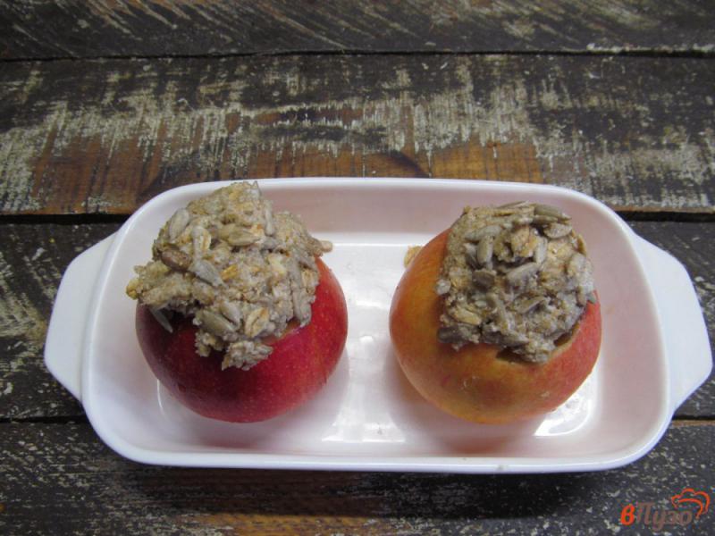 Фото приготовление рецепта: Фаршированные яблоки сухофруктами и овсянкой шаг №6