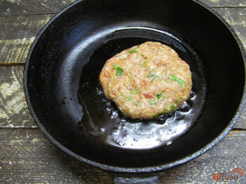 Фото приготовление рецепта: Бургер с луковым соусом и голубым сыром шаг №7