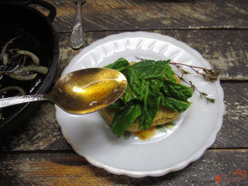 Фото приготовление рецепта: Бургер с луковым соусом и голубым сыром шаг №11