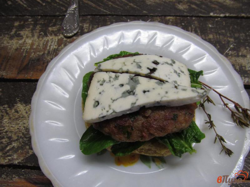 Фото приготовление рецепта: Бургер с луковым соусом и голубым сыром шаг №13