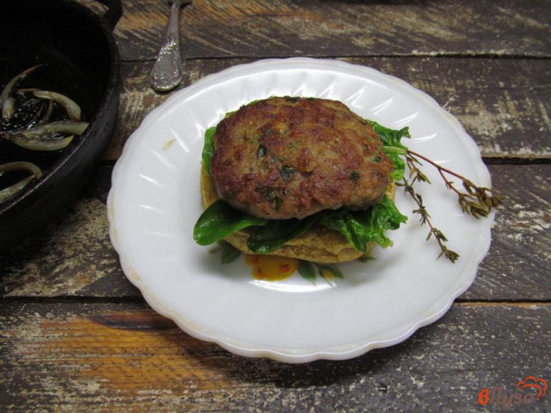 Фото приготовление рецепта: Бургер с луковым соусом и голубым сыром шаг №12