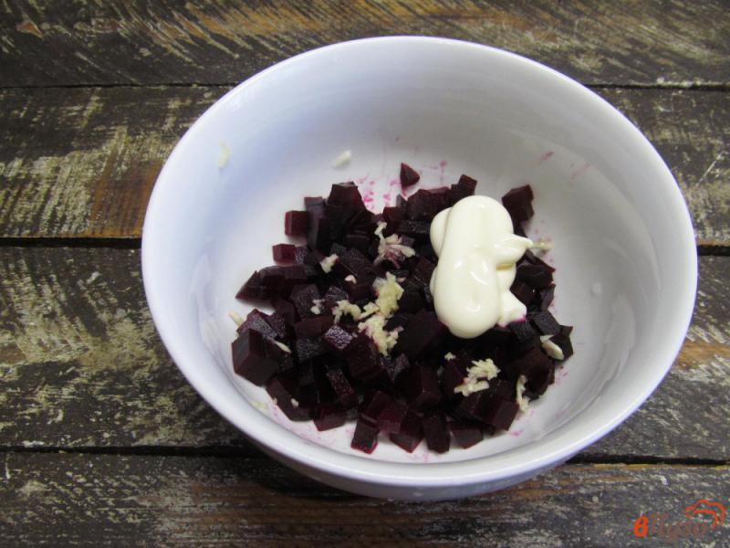 Фото приготовление рецепта: Свекольный салат с плавленым сыром и кукурузой шаг №2