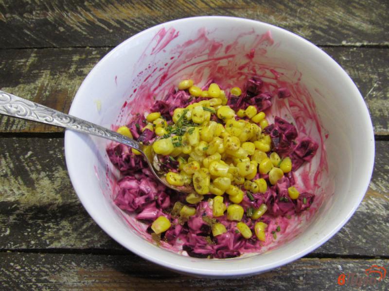 Фото приготовление рецепта: Свекольный салат с плавленым сыром и кукурузой шаг №3