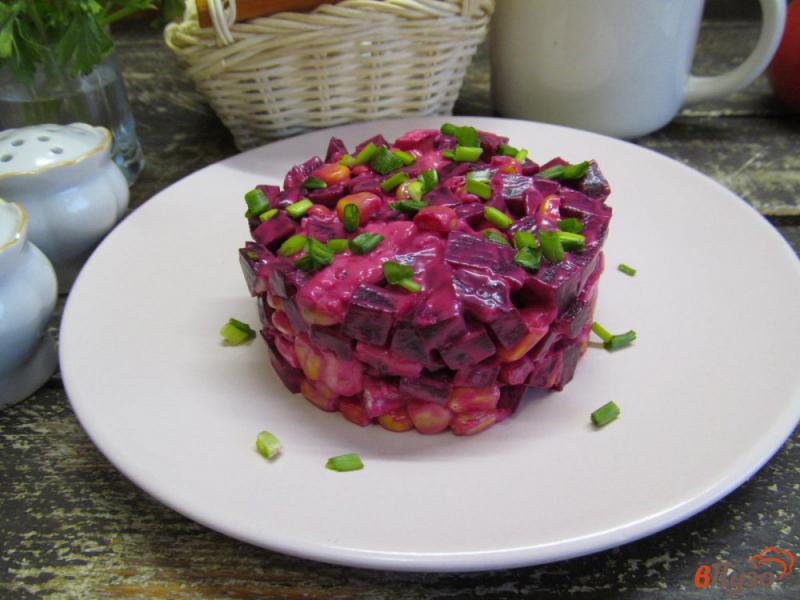 Фото приготовление рецепта: Свекольный салат с плавленым сыром и кукурузой шаг №6