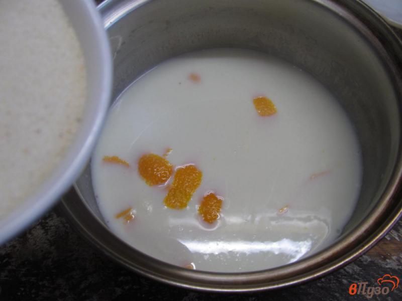 Фото приготовление рецепта: Десерт из манной крупы с апельсином шаг №2