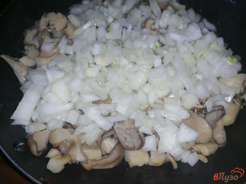 Фото приготовление рецепта: Куриное филе с вешенками в сметанном соусе шаг №5
