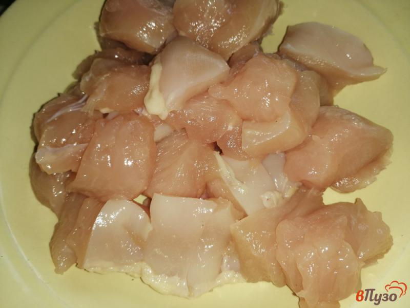 Фото приготовление рецепта: Куриное филе с вешенками в сметанном соусе шаг №6