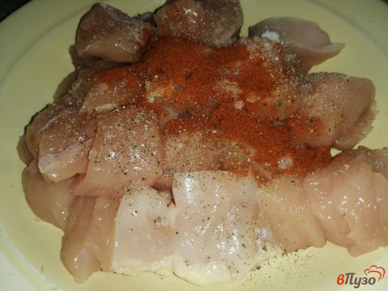 Фото приготовление рецепта: Куриное филе с вешенками в сметанном соусе шаг №7