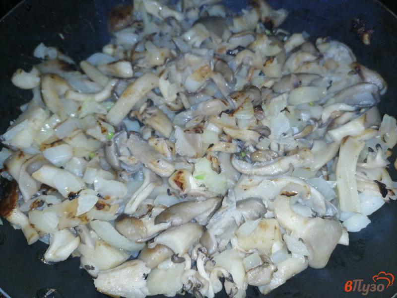 Фото приготовление рецепта: Куриное филе с вешенками в сметанном соусе шаг №9