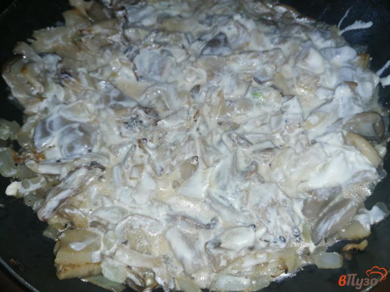 Фото приготовление рецепта: Куриное филе с вешенками в сметанном соусе шаг №10
