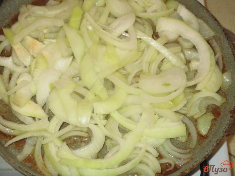 Фото приготовление рецепта: Пеленгас жареный с луком шаг №5