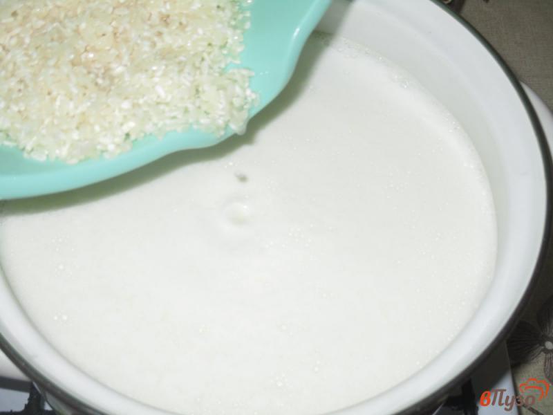 Фото приготовление рецепта: Молочная рисовая каша с корицей шаг №2