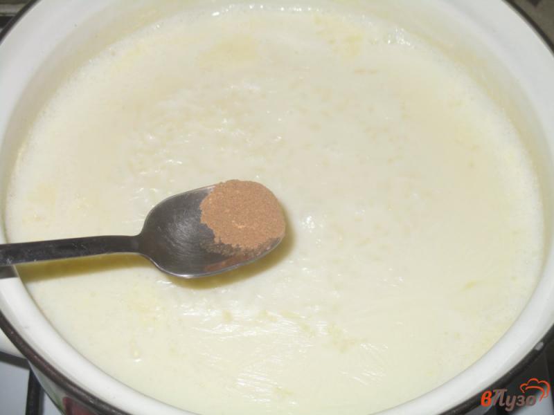 Фото приготовление рецепта: Молочная рисовая каша с корицей шаг №3