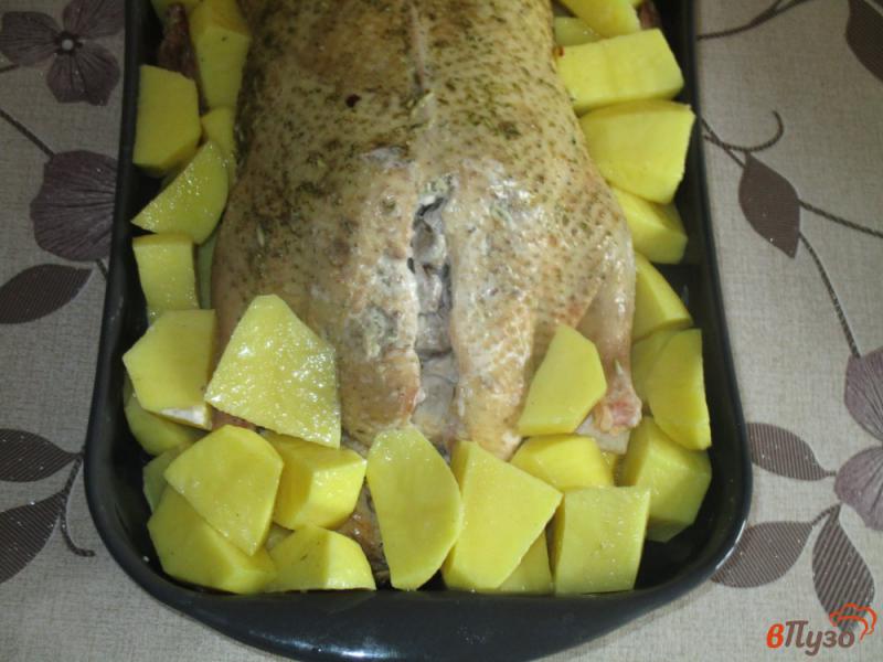 Фото приготовление рецепта: Утка запеченная в духовке, фаршированная грибами шаг №6