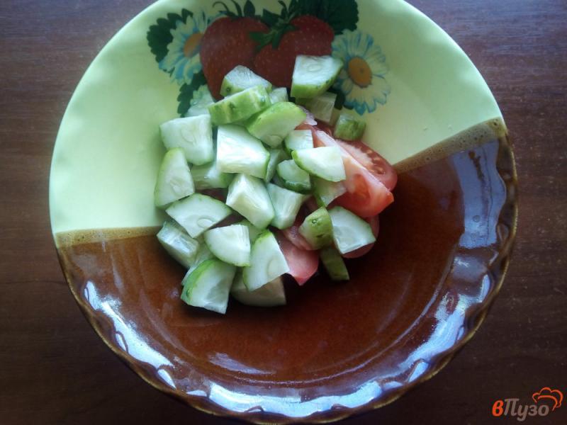 Фото приготовление рецепта: Салат с куриного филе, огурца и помидора шаг №2