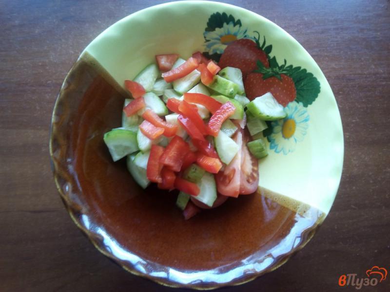 Фото приготовление рецепта: Салат с куриного филе, огурца и помидора шаг №3
