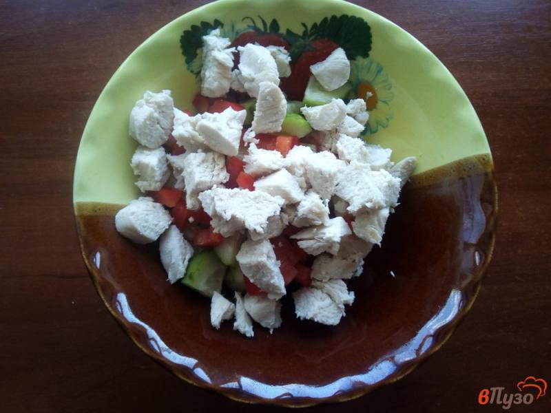 Фото приготовление рецепта: Салат с куриного филе, огурца и помидора шаг №4