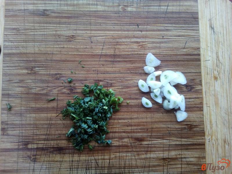 Фото приготовление рецепта: Салат с куриного филе, огурца и помидора шаг №5