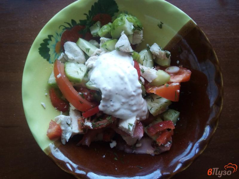 Фото приготовление рецепта: Салат с куриного филе, огурца и помидора шаг №7