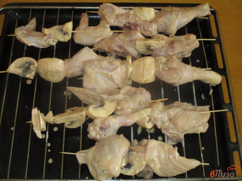 Фото приготовление рецепта: Курица на шпажках с шампиньонами в духовке шаг №5